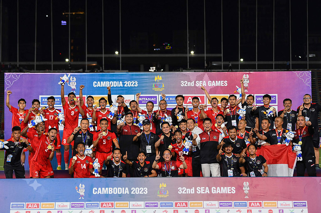 15 Mei, Timnas Indonesia U-22 mengalahkan Thailand dengan skor 5-2 dalam laga final Sepak Bola SEA Games 2023 di Stadion Nasional Olimpiade Phnom Penh, Kamboja. Keberhasila Timnas Indonesia U-22 tersebut sekaligus mengakhiri puasa gelar di SEA Games selama 32 tahun.