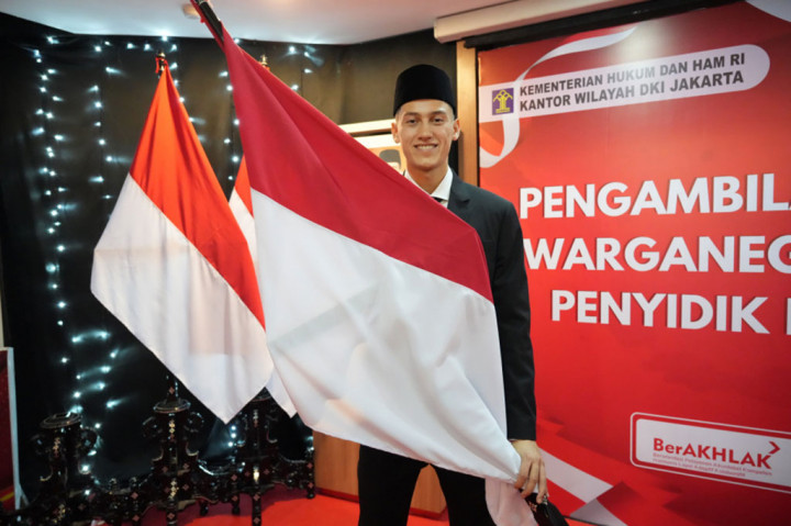Pemain bernama lengkap Jay Noah Idzes telah resmi menjadi Warga Negara Indonesia (WNI). Hal itu setelah dirinya selesai melakukan pengambilan sumpah dan janji setia pewarganegaraan Republik Indonesia di Kantor Wilayah Kemenkumham DKI Jakarta, Kamis, 28 Desember 2023.