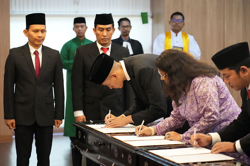 Pada September 2023, pemain bernama lengkap Jay Noah Idzes yang merupakan bek klub Serie B Italia Venezia itu sudah bertemu dengan Ketua Umum PSSI Erick Thohir.
