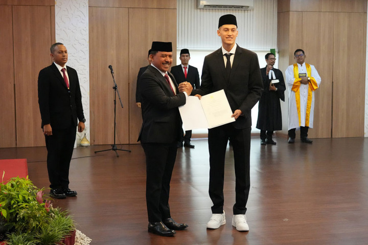 Proses naturalisasi Idzes pun berlangsung singkat. Pada awal Desember ini Komisi III dan X DPR RI menyetujui pengajuan naturalisasi keduanya. Sehari berselang Paripurna DPR mengetuk palu persetujuan.