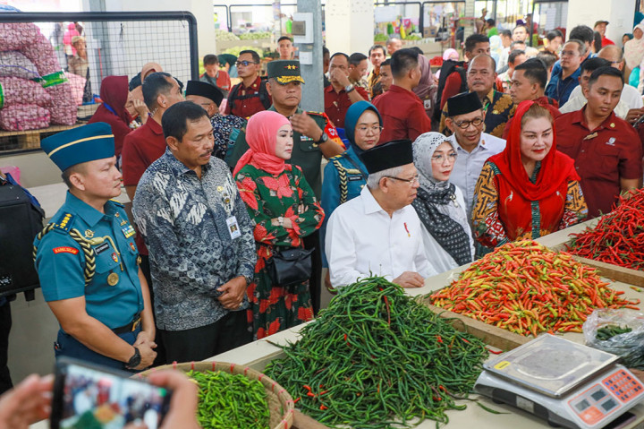 Wakil Presiden Ma'ruf Amin memantau harga bahan pokok di Pasar Johar Semarang, Jawa Tengah, Kamis, 28 Desember 2023. Ma'ruf Amin meninjau harga bahan pokok seperti cabai, bawang putih, bawang merah, kentang, dan lainnya.