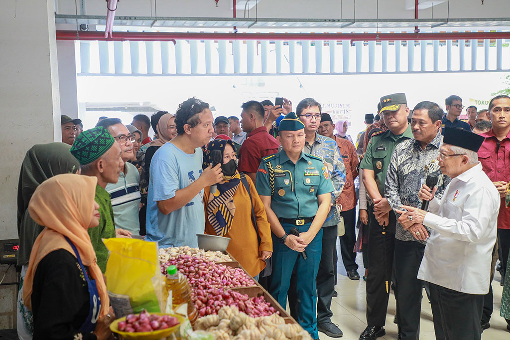 Wapres mengatakan, kenaikan harga komoditas yang ditemukan di Pasar Johar bukan karena kekurangan pasokan, namun karena pengaruh Nataru yang memang sudah menjadi kebiasaan.