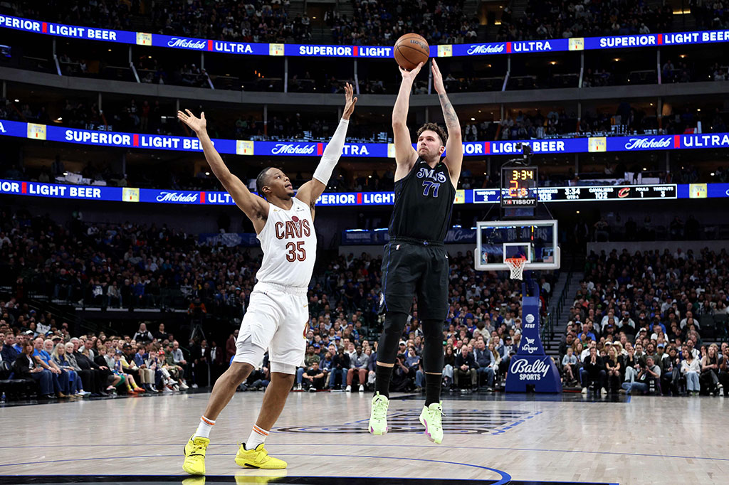 Bintang Mavericks, Luka Doncic tetap tampil luar biasa dengan mencetak 39 poin, di mana rekan timnya tidak ada yang sampai mencetak 20 poin. Seth Curry menambahkan 19 poin, dan Tim Hardaway Jr mencatat 14 poin.