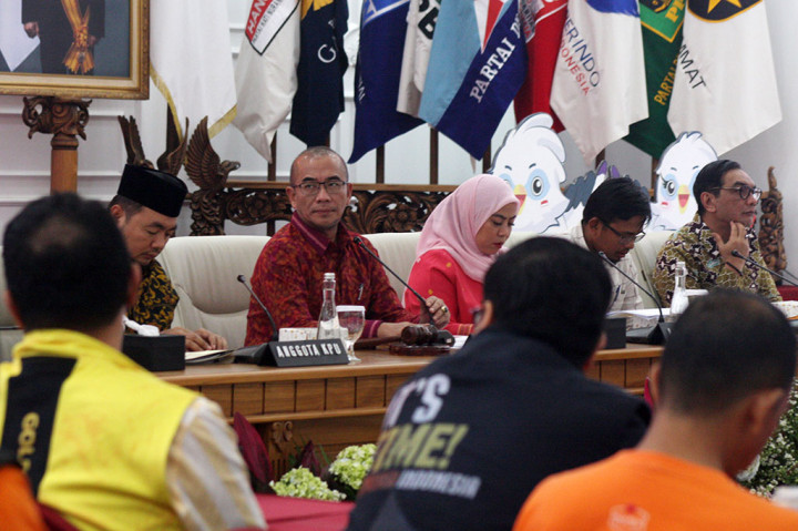 Ketua Komisi Pemilihan Umum (KPU) Hasyim Asyari (kedua dari kiri) bersma dengan Anggota KPU lainnya dari kiri, Muhammad Afifuddin, Betty Epsilon Idroos, Idham Holik dan Yulianto Sudrajat saat memimpin jalnya Rapat Pleno Terbuka Periubahan Metode Memilih di Luar Negeri pada Pemilu Tahun 2024 di Ruang Rapat, Gedung KPU, Jakarta, Kamis, 28 Desember 2023.