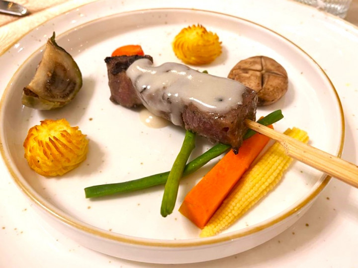 Dendeng Age

Potongan daging has dalam yang dimarinasi dan disajikan dengan saus gurih dan umbi-umbian sebagai pendampingnya. 

Dendeng age merupakan olahan daging sapi yang secara turun temurun sudah menjadi masakan wajib tersaji di meja makan istana Mangkunegaran. Sajian ini merupakan hidangan kegemaran semua K.G.P.A.A Mangkoenagoro dan telah ada sejak zaman raja-raja Mataram. 