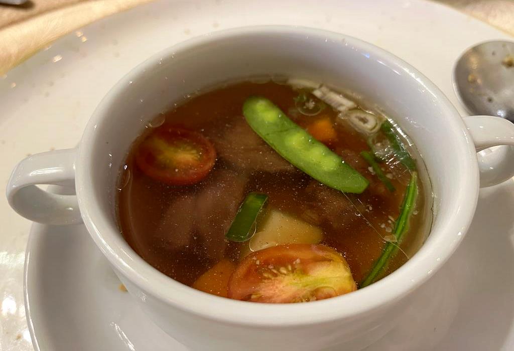 Sop Daging Rempah

Kaldu sapi yang dibuat dengan campuran rempah dan disajikan dengan daging kisi kembang, potongan wortel, tomat, dan taburan daun bawang. Rasa gurih dan hangat yang berasal dari rempah-rempah pilihan menjadikan sop ini cocok sebagai santapan pembuka. 

Sop Daging Rempah menjadi makanan yang populer sejak zaman dahulu pada masa kepemimpinan Mangkoenagoro 1 sampai dengan hari ini. 