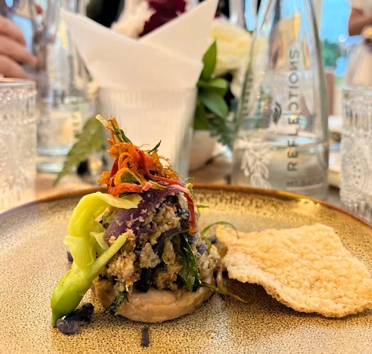 Urap Pitik Linting

Campuran ayam urap, kenikir, bunga turi, melanding, kecombrang, tauge, buncis dan kelapa urap. Menu ini disajikan dengan ayam linting yang dimarinasi dengan resep kuno Mangkunegaran dan saus cuka.

Perpaduan berbagai macam sayuran yang menyatu menjadikan hidangan ini memiliki cita rasa yang gurih. Menariknya, sejarah mencatat urap sudah disajikan di atas meja makan sejak zaman kerajaan Mataram Kuno di Jawa Tengah. Sampai saat ini, olahan resep masih disajikan di Pura Mangkunegaran.