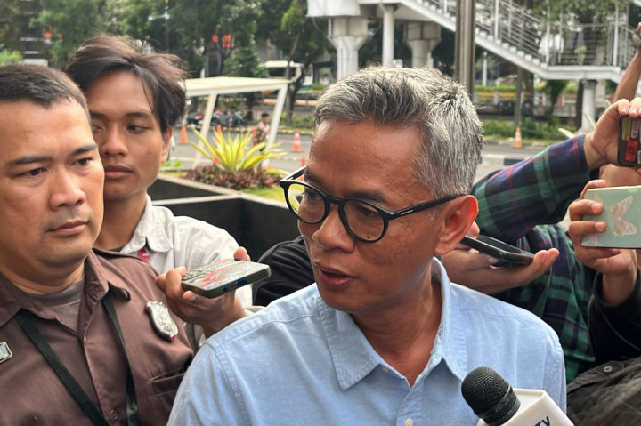 Usai diperiksa Wahyu juga mempertanyakan mengapa KPK bisa langsung melakukan penangkapan terhadap dirinya namun tidak ke Harun Masiku. 