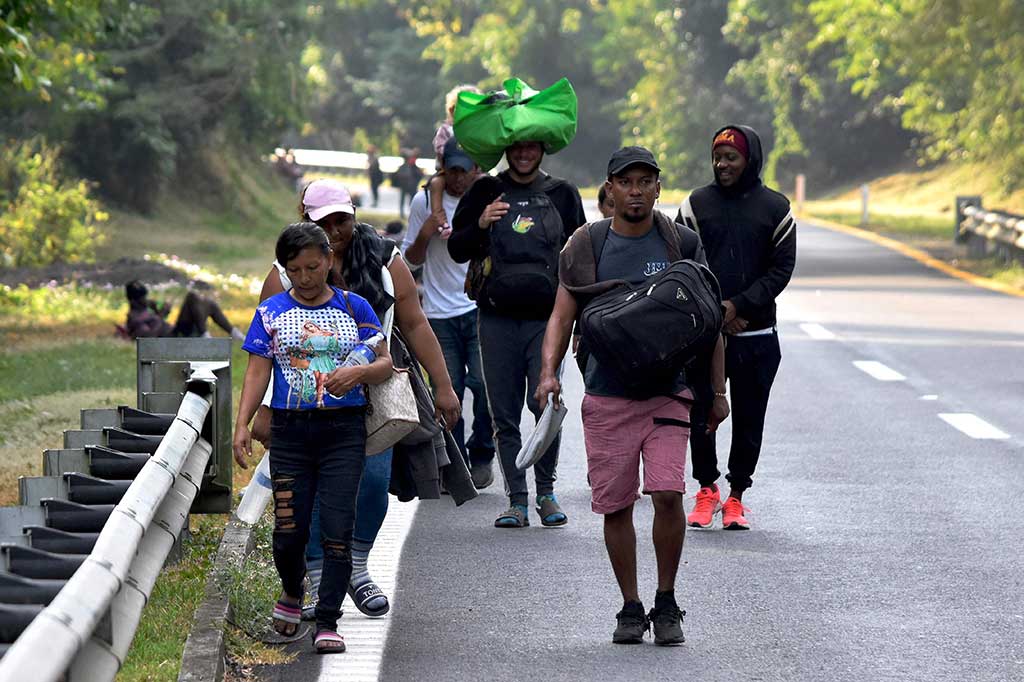 Sebanyak 8.000 migran sedang dalam perjalanan, membuatnya menjadi karavan tujuan AS terbesar sejak Juni 2022. Para migran tersebut dilaporkan terdiri dari 24 kewarganegaraan, memasuki wilayah bagian Chiapas di tenggara Meksiko dan menuju Kota Meksiko.