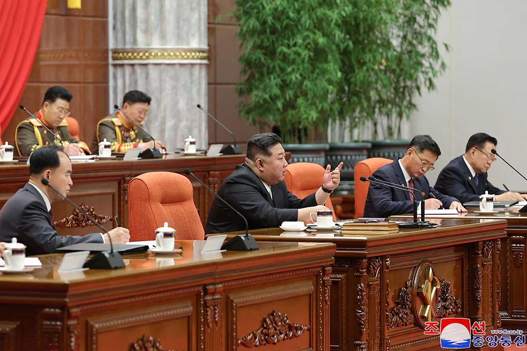 Pemimpin Korut Kim Jong-un telah memerintahkan militernya, industri amunisi, serta sektor senjata nuklir untuk mempercepat persiapan perang. “Tujuannya guna melawan konfrontasi yang belum pernah terjadi sebelumnya oleh Amerika Serikat,” ungkap media pemerintah melaporkan, Kamis, 28 Desember 2023.