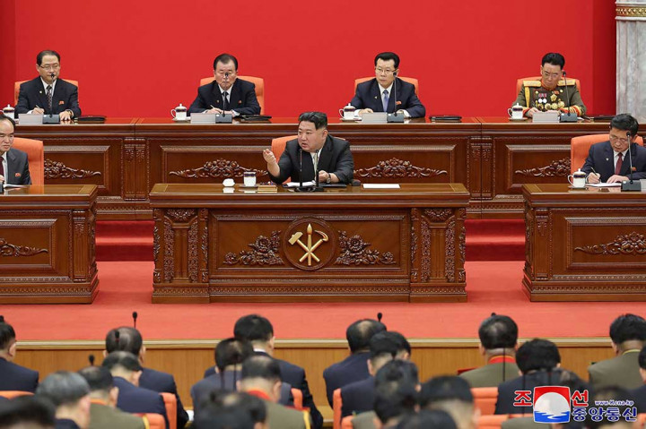 “Dia (Kim) menetapkan tugas-tugas militan untuk Tentara Rakyat dan industri amunisi, senjata nuklir, dan sektor pertahanan sipil untuk lebih mempercepat persiapan perang,” ungkap kantor berita Korut, KCNA.