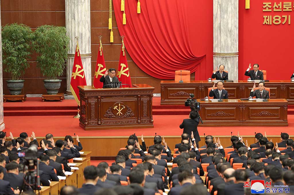 Korut telah memperluas hubungan dengan Rusia, antara lain, karena Washington menuduh Pyongyang memasok peralatan militer ke Moskow untuk digunakan dalam perangnya dengan Ukraina. Sementara itu, Rusia memberikan dukungan teknis untuk membantu Korut meningkatkan kemampuan militernya.