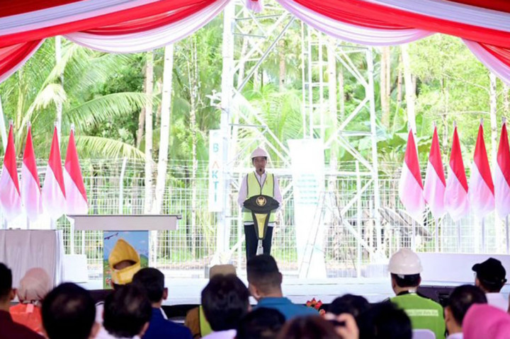 Hal tersebut disampaikan Presiden saat meresmikan pengoperasian sinyal BTS 4G yang dibangun oleh Badan Aksesibilitas Telekomunikasi dan Informasi (Bakti) Kementerian Komunikasi dan Informatika (Kemenkominfo) beserta pengoperasian dan integrasi Satelit Republik Indonesia-1 (SATRIA-1) di BTS Bowombaru Utara, Kabupaten Kepulauan Talaud, Provinsi Sulawesi Utara, Kamis, 28 Desember 2023.