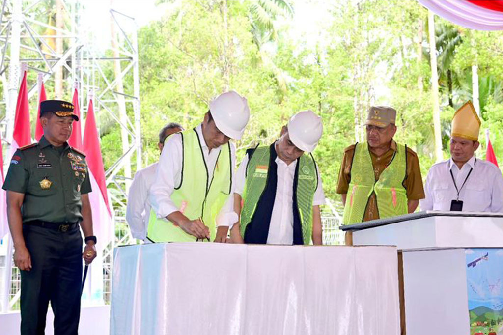 Jokowi mensyukuri pembangunan BTS 4G di Talaud yang telah selesai. Namun, Kepala Negara pun menginstruksikan jajarannya untuk segera juga menyelesaikan pembangunan BTS 4G di Tanah Papua.