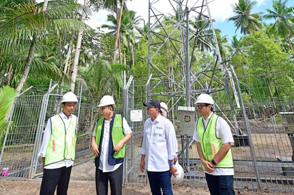 Selain itu, Jokowi juga menyoroti pembangunan BTS yang sempat terhambat karena adanya masalah tindak pidana korupsi oleh mantan Menteri Komunikasi dan Informatika Johnny Gerard Plate pada proyek tersebut. Namun, Presiden menegaskan agar pembangunan BTS tetap berlanjut demi kepentingan masyarakat.