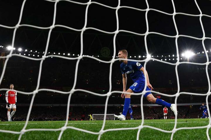Arsenal mendominasi penguasaan bola tetapi justru kebobolan terlebih dahulu. Tomas Soucek membuka keunggulan West Ham pada menit ke-13 setelah menjalani tinjauan VAR yang cukup panjang.