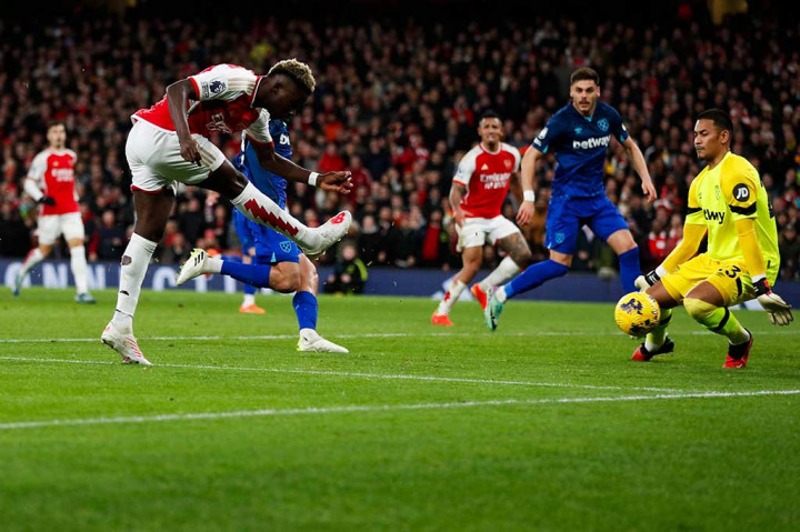Tuan rumah Arsenal berusaha menyamakan kedudukan salah satunya lewat peluang yang didapat Bukayo Saka pada menit ke-30 Sayang bola masih bisa diselamatkan kiper West Ham Alphonse Areola. Upaya lain dari Saka berujung pada bola yang mengenai tiang gawang pada akhir babak pertama.