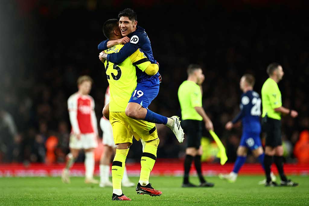 Kekalahan tersebut membuat Arsenal berada di posisi kedua dengan koleksi 40 poin, unggul satu poin atas Aston Villa dan tiga poin atas Manchester City, yang masih memiliki satu pertandingan yang belum dimainkan. Sementara West Ham di peringkat ke-6 dengan 33 poin.