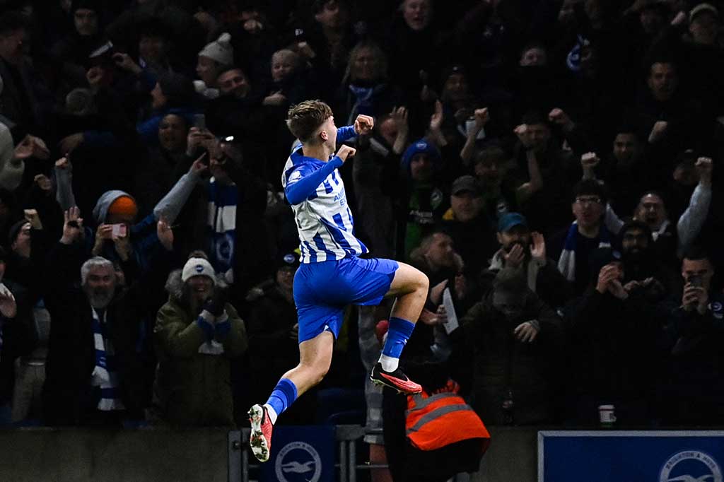 Brighton and Hove Albion berhasil membuka keunggulan terlebih dahulu pada menit ke-11 lewat Jack Hinshelwood yang menyelesaikan umpan matang Joao Pedro untuk menjadi gol.