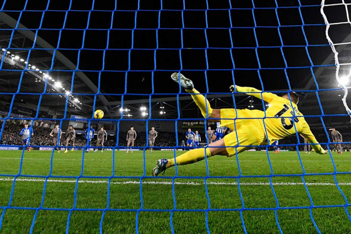 Tuan rumah kemudian mendapatkan hadiah penalti Welbeck dilanggar oleh Dejan Kulusevski di kotak terlarang. Eksekusi penalti pun dilakukan dengan sempurna oleh Pedro pada menit ke-23.  Skor 2-0 untuk tuan rumah bertahan hingga jeda.