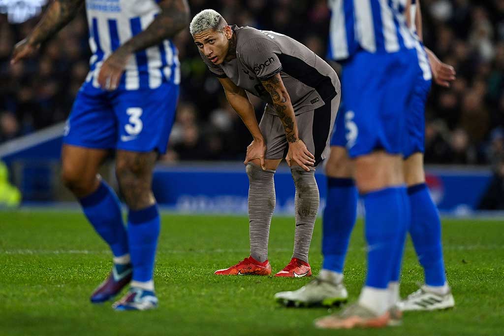 Penyerang Tottenham Richarlison dua kali mencetak gol setelah turun minum, tetapi tidak disahkan karena dinyatakan offside. 