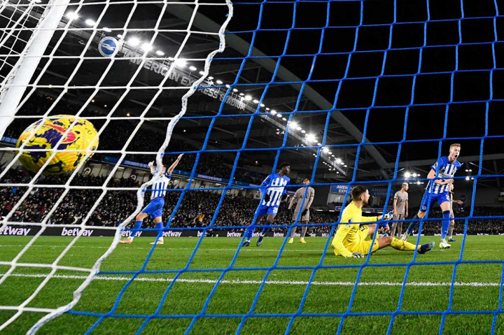 Pervis Estupinan menambah keunggulan Albion dengan tembakan keras jarak jauhnya pada menit ke-63, dan Pedro mencetak penalti kedua pada menit ke-75. Skor 4-0 untuk tuan rumah.