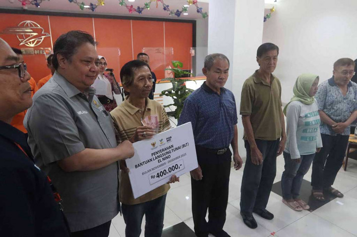 Menteri Koordinator Perekonomian Airlangga Hartanto menyalurkan bantuan langsung tunai (BLT) El Nino ke masyarakat  di Kantor Pos Oceania, Jakarta Barat, Jakarta, Jumat, 29 Desember 2023.