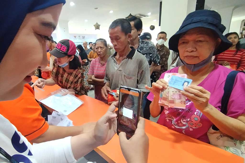 Pemerintah memberikan BLT sebesar Rp200 ribu per bulan, dan sekaligus memberikan Rp400 ribu untuk dua bulan. Total dana yang disediakan untuk BLT sebesar Rp7,52 triliun untuk 18,8 juta Keluarga Penerima Manfaat (KPM). Selain itu, pemerintah memberikan bantuan beras 10 kilogram per KPM yang berjumlah secara nasional sebanyak 21,8 juta KPM.