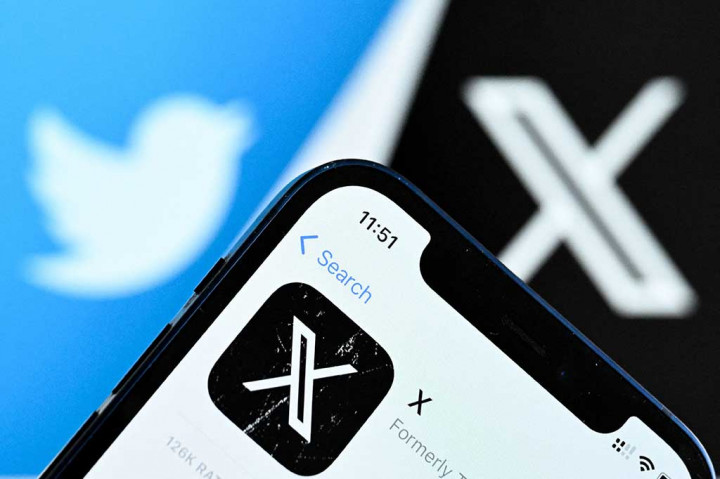 24 Juli, miliarder Elon Musk mengganti logo dan nama platform Twitter (burung biru) menjadi X. 