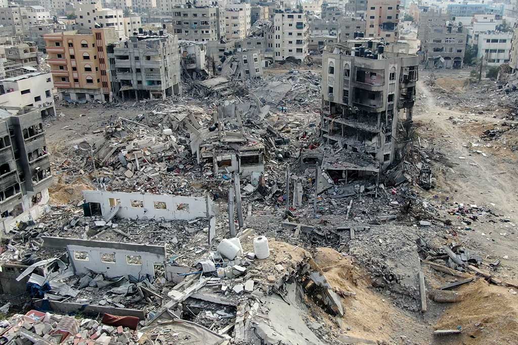 Israel melancarkan serangan militer besar-besaran di Jalur Gaza setelah Hamas menyerangnya pada 7 Oktober. Operasi itu menewaskan sedikitnya 21.110 warga Palestina yang sebagian besar wanita dan anak-anak, dan melukai 55.243 lainnya.