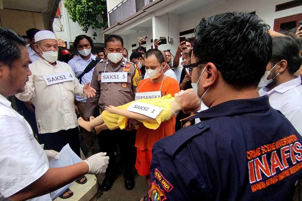 Penyidik Polres Metro Jakarta Selatan menggelar rekonstruksi  kasus pembunuhan oleh pelaku Panca Darmansyah terhadap empat anak-anaknya di kawasan Jagakarsa, Jakarta Selatan, Jumat, 29 Desember 2023. Tampak Panca mengikuti proses itu dengan mengenakan pakaian tahanan.