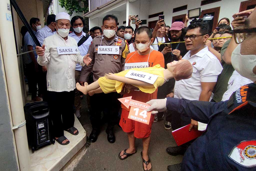 Adapun untuk korban atau anak-anaknya Panca, polisi menggunakan alat peraga berupa boneka hingga pemeran pengganti. Selain korban, tampak terdapat pula saksi lainnya dalam adegan rekonstruksi itu.