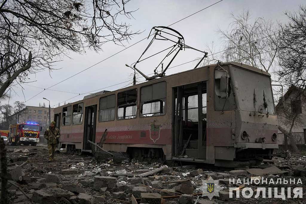 Militer mengatakan 158 rudal dan drone ditembakkan ke Ukraina dan 114 di antaranya hancur. Bangunan yang rusak di enam kota termasuk gudang, pusat perbelanjaan, dan rumah sakit bersalin, menurut para pejabat.