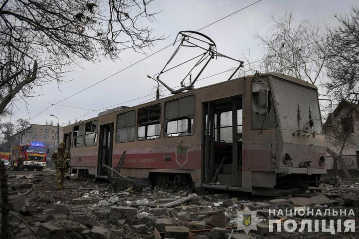 Militer mengatakan 158 rudal dan drone ditembakkan ke Ukraina dan 114 di antaranya hancur. Bangunan yang rusak di enam kota termasuk gudang, pusat perbelanjaan, dan rumah sakit bersalin, menurut para pejabat.