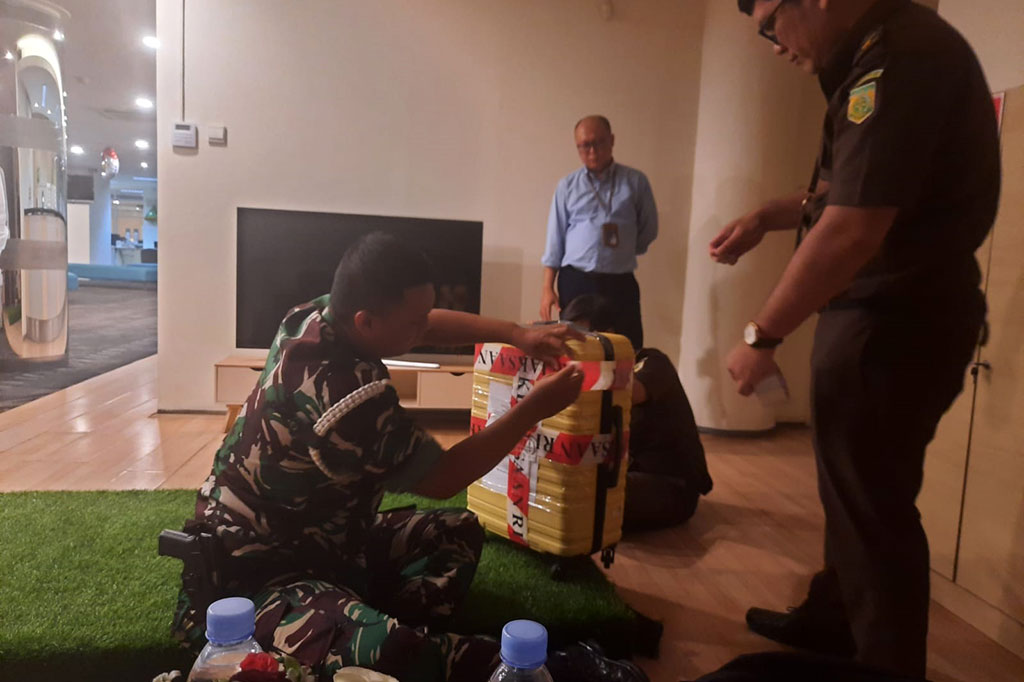 Kapuspenkum Kejagung Ketut Sumedana mengatakan barang bukti yang disita berkaitan dengan tindak pidana dugaan korupsi pada pengelolaan kegiatan usaha komoditi emas Tahun 2010-2022. Sebanyak 17 keping logam mulia yang disita itu seberat 1.700 gram atau 1,7 kg.

