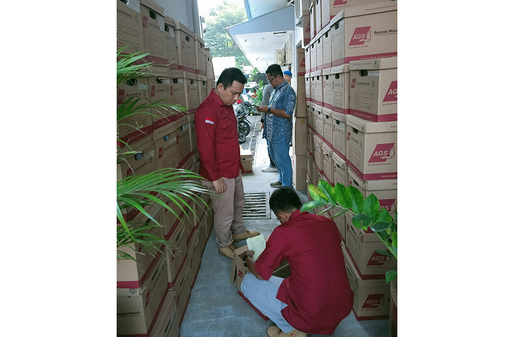 Selain logam mulia, penyidik juga menyita dokumen. Namun, tidak disebutkan isi dokumen tersebut. 