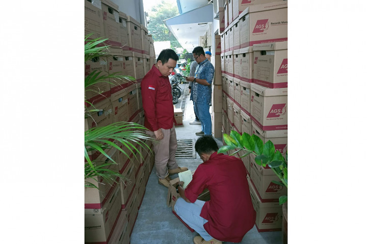 Selain logam mulia, penyidik juga menyita dokumen. Namun, tidak disebutkan isi dokumen tersebut. 