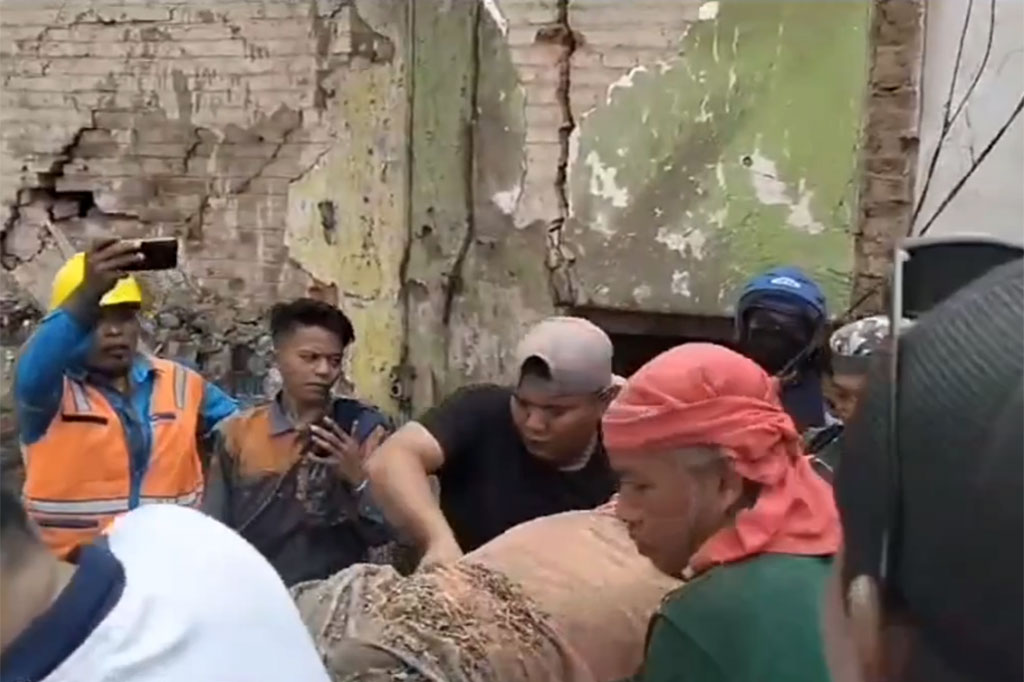 Sebuah benda diduga mortir meledak dan mengguncang Desa Banyu Ajuh, Kecamatan Kamal, Kabupaten Bangkalan, Jumat, 29 Desember 2023 pagi. Akibatnya seorang tewas dan lima lainnya luka-luka.