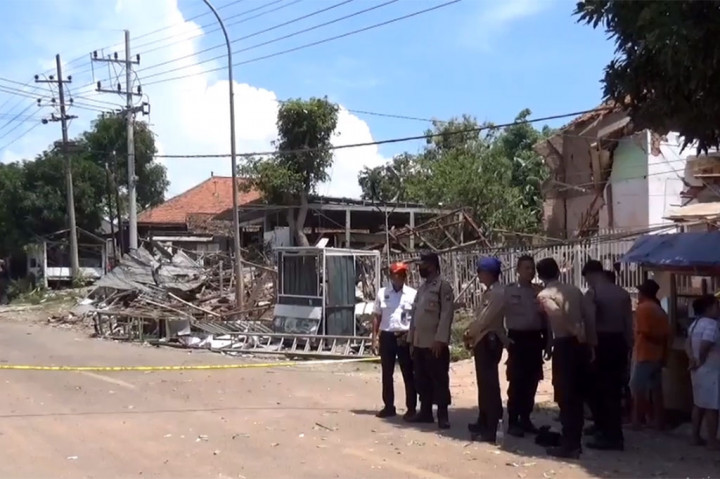 Sementara itu, Kabid Humas Polda Jatim Komisaris Besar Polisi Dirmanto mengatakan ledakan menyerupai bunyi bom ini bersumber dari tempat penampungan barang rongsokan milik Hori, warga Dusun Dumarah, Desa Banyu Ajih, Kecamatan Kamal, Kabupaten Bangkalan.