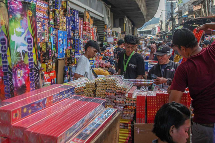 Masyarakat memenuhi kawasan Pasar Asemka, Jakarta Barat, di bawah jembatan layang, untuk membeli berbagai jenis kembang api, Jumat, 29 Desember 2023. 