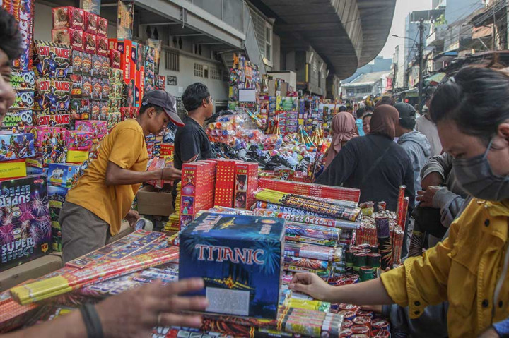 Kembang api impor asal Tiongkok diminati oleh masyarakat karena inovasinya dengan berbagai model percikan di langit. 