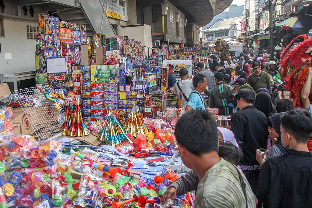 Kembang api untuk memeriahkan perayaan malam pergantian tahun tersebut dijual dengan harga mulai Rp5.000 hingga Rp5 juta. 