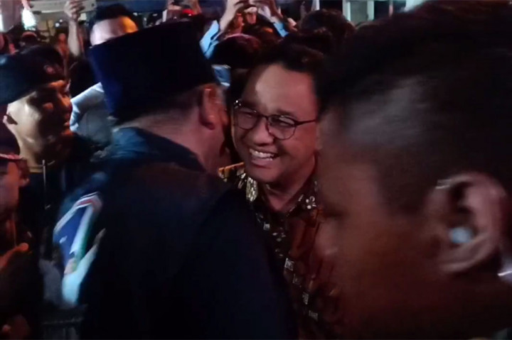 Calon presiden nomor urut satu, Anies Rasyid Baswedan disambut ribuan warga saat menghadiri pagelaran seni wayang kulit di Ponorogo, Jawa Timur, Jumat, 29 Desember 2023 malam. Dalam safari politik tersebut, warga berkeluh kesah sulit mendapatkan pupuk, sehingga berdampak pada penurunan produktivitas pertanian.