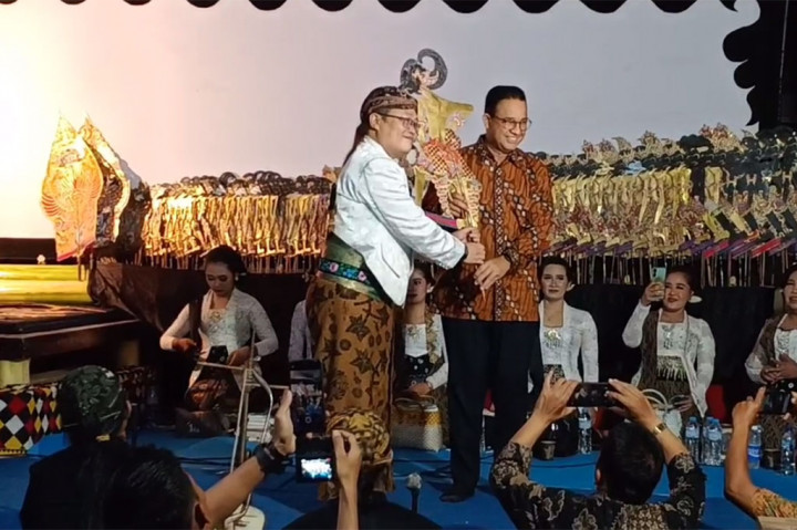 Anies kemudian secara simbolis menyerahkan sebuah wayang kepada sang dalang, sebagai tanda bahwa pagelaran segera dimulai. Cerita wayang kali ini mengangkat tema Bima Suci, yang dimainkan oleh dalang lokal Ponorogo, Ki Purbo Sasongko.