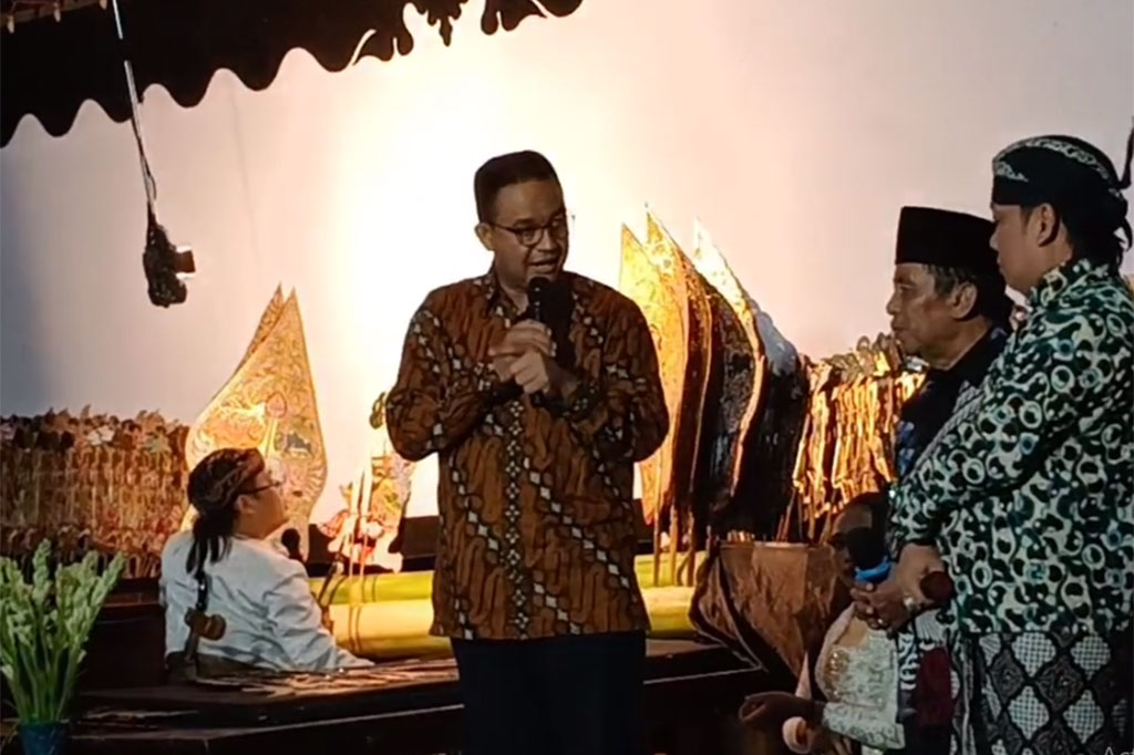 Di tengah pertunjukan wayang, Anies diberikan kesempatan untuk menyampaikan sambutan serta menyapa masyarakat. Banyak warga yang mengeluh sulit mendapatkan pupuk. Anies pun berjanji jika terpilih menjadi presiden, ia akan memprioritaskan ketersediaan pupuk untuk mendongkrak produktivitas pertanian dalam negeri.