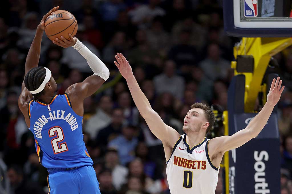 Bintang Oklahoma City Thunder Shai Gilgeous-Alexander (SGA) bersinar dengan mencetak 40 poin saat timnya mengalahkan juara bertahan NBA 2023 Denver Nuggets dengan skor akhir 119-93 di Ball Arena Denver Colorado, Sabtu, 30 Desember 2023 WIB.