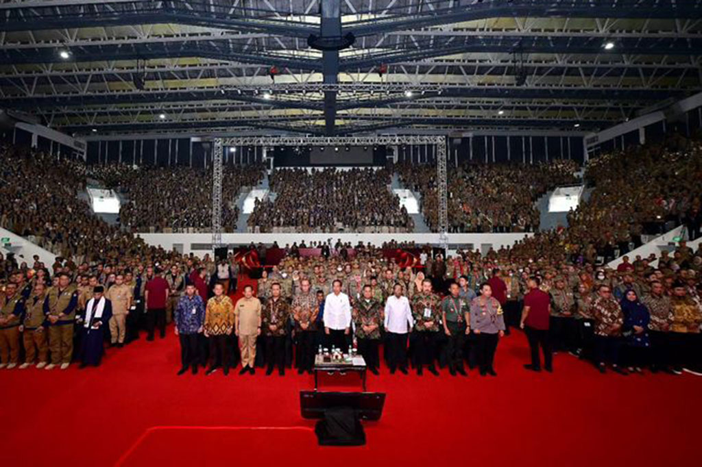 Selain itu, kata Presiden, KPU juga harus memastikan setiap warga negara yang mempunyai hak pilih bisa menggunakan haknya secara baik, secara langsung, bebas rahasia dan tanpa diskriminasi.