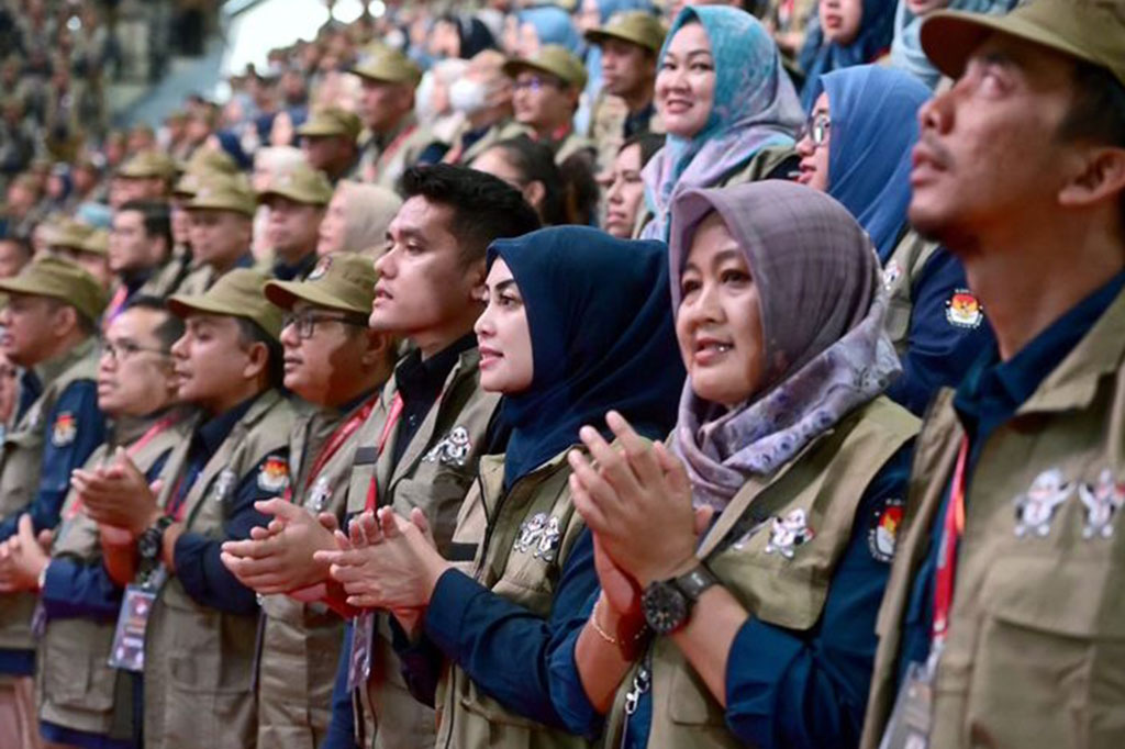 Presiden bilang pendidikan politik harus dilakukan secara masif tidak saja mengedukasi tentang tahapan Pemilu, tetapi juga mengajak masyarakat memilih dan menjadi pemilih yang cerdas.