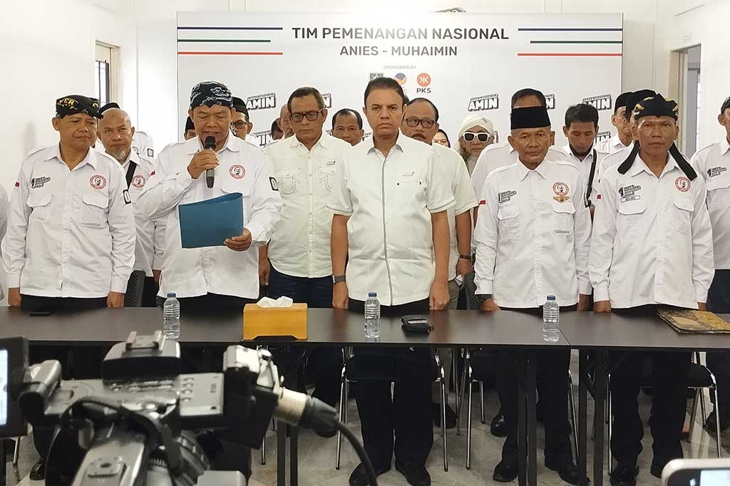 Captain Timnas Pasangan Anies Baswedan-Muhaimin Iskandar (AMIN) M. Syaugi Alaydrus (tengah), Ketua Satuan Tugas Pengamanan Tempat Pemungutan Suara (SATGAS PAM TPS) 01 Hendra Priyatna (kedua kanan/peci), Sekjen SATGAS PAM TPS 01 Deni Haryanto (kanan), Pembina I SATGAS PAM TPS 01 Soleh (kiri) dan Pembina II SATGAS PAM TPS 01 Bambang Suhardiman (kedua kiri), mengucapkan naskah Deklarasi Satuan Tugas Pengamanan Tempat Pemungutan Suara (SATGAS PAM TPS) 01, di Markas Pemenangan Timnas AMIN, Jalan Diponegoro 10, Menteng, Jakarta, Sabtu, 30 Desember 2023.