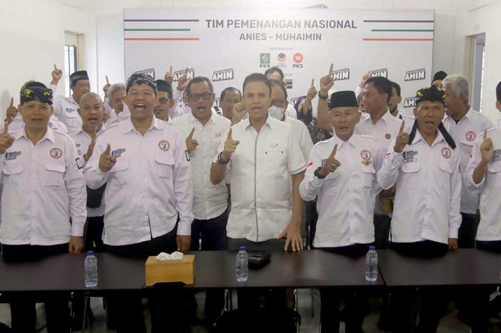 Sukarelawan yang tergabung dalam Satuan Tugas Pemantau Tempat Pemungutan Suara (Satgas PAM TPS) mendeklarasikan dukungan untuk pasangan Anies Baswedan-Muhaimin Iskandar (AMIN).